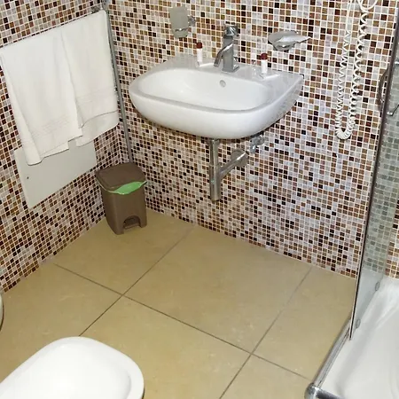 Soleluna בית הארחה 4*